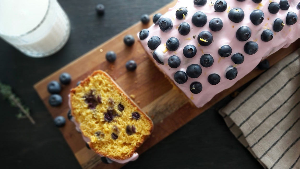 Plumcake ai mirtilli con frosting allo yogurt