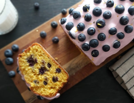 Plumcake ai mirtilli con frosting allo yogurt