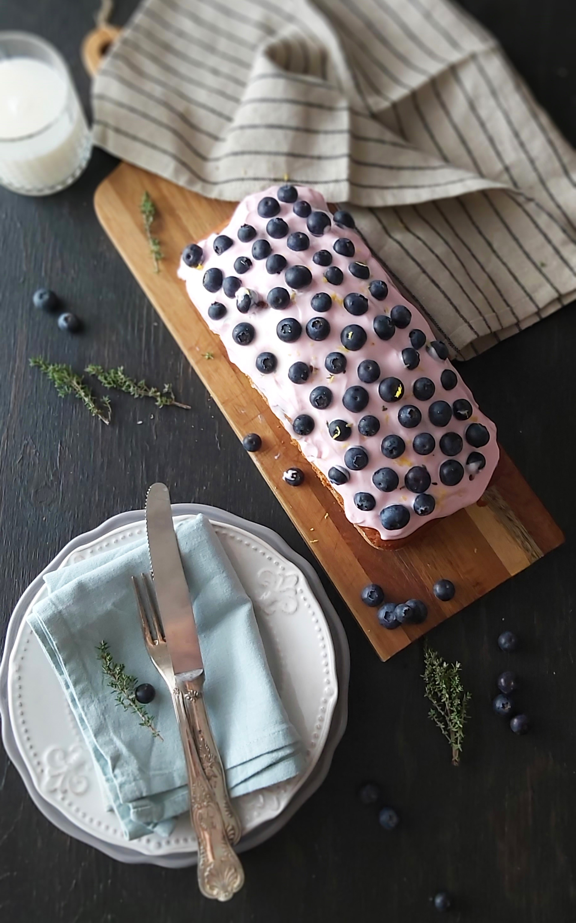 Plumcake ai mirtilli con frosting allo yogurt greco